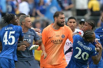 El técnico del PSG propinó un golpe al futbolista sudamericano tras el pitido final, desatando una trifulca que empaña el cierre del partido.