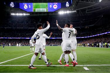 5-0. Vinicius celebra el quinto gol con sus compañeros.