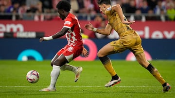 GIRONA, 19/10/2024.- El delantero del Girona Gabriel Misehouy (i) protege un balón ante Nayef Aguerd, de la Real Sociedad, durante el partido de LaLiga EA Sports que Girona FC y Real Sociedad disputan este sábado en el estadio municipal de Montilivi. EFE/David Borrat
