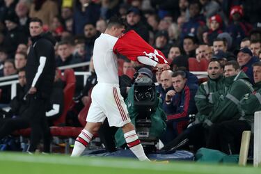 El 27 de octubre de 2019 en un partido en el que el Arsenal empató a 2 con el Crystal Palace, el centrocampista suizo fue sustituido del encuentro. Al anunciarse que saldría del campo, numerosos aficionados ‘gunners’ empezaron a abuchear a su propio capitán. Xhaka respondió con gestos de sarcasmo llevándose la mano a la oreja antes de quitarse la camiseta del Arsenal y tirarla al suelo. Como consecuencia, Unai Emery, entonces entrenador del club londinense, le retiró la capitanía en favor de Pierre Emerick Aubameyang.