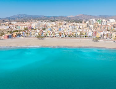 Además de ser una de las mejores playas de la Costa Blanca por su arena y sus aguas, también lo es por el paisaje que la rodea, con coloridas viviendas y edificios situados junto a la costa, lo que le da un aire monocromático.