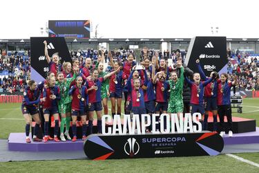 Celebración de las jugadoras del Fútbol Club Barcelona Femenino tras ganar la Supercopa de España Femenina.