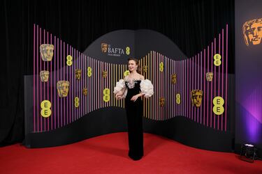 Lily Collins durante la alfombra roja de los Premios BAFTA 2024 celebrados en el Royal Festival Hall del Southbank Centre de Londres. 