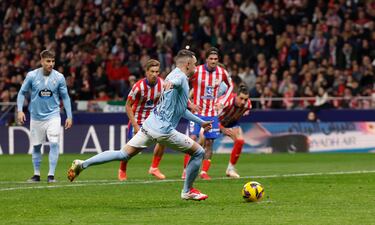 El jugador del Celta, Iago Aspas, marca el 0-1 de penalti al Atlético de Madrid 