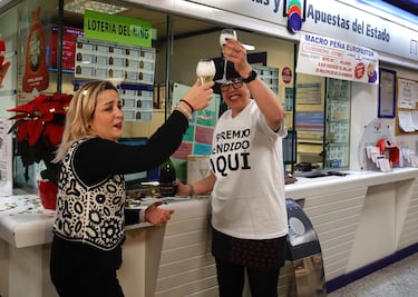Empleados de la administración situada en el paseo Morella celebran que han vendido parte del número 5490 correspondiente al 'Gordo' del Sorteo Extraordinario de la Lotería de Navidad.