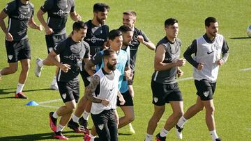 Los canteranos Luis Muñoz, Ismael Casas, Juande y Ramón, con el grupo.
