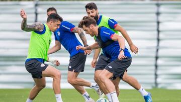 Ibai Gómez ante Capa en Lezama.
