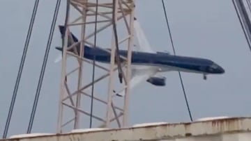 Las terribles imágenes de la caída de un avión en Azerbaiyán