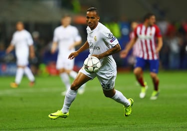 El lateral derecho brasileño es el único jugador de esta lista que continúa en la Juventus de Turín. Danilo fichó por el Real Madrid a cambio de unos 30 millones de euros procedente del Oporto, y jugó dos temporadas hasta que le compró el Manchester City a petición de Pep Guardiola. En sus dos campañiccwin247.como madridista ganó dos Champions League, siendo partícipe en la Undécima cuando tuvo que reemplazar en el segundo tiempo a Dani Carvajal por lesión. 