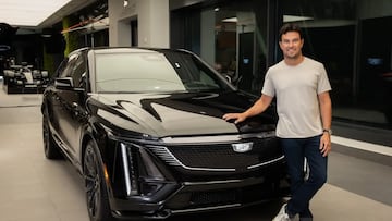 Checo Pérez posa junto a un Cadillac.