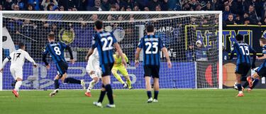 1-1. Perfecto lanzamiento, desde los once metros, de Charles De Ketelaere que manda el balón a la izquierda de Thibaut Courtois. El guardameta belga se vence al lado contrario.