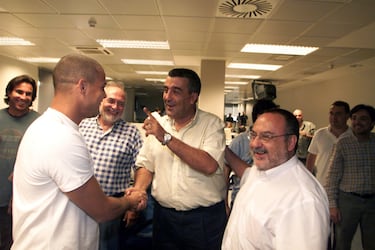 Saludando, en 2002,  a Ronaldo Nazário en una de sus visitas a la redacción de AS. 