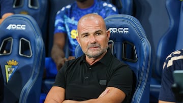 Paco López en su debut como técnico del Cádiz en la Liga Hypermotion.