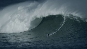 El surfista vasco Natxo Gonzalez surfeando una ola gigante de 10 metros provocada por el huracán Epsilon -convertido en sistema post tropical- a su llegada al Puerto de Bilbao (Vizcaya, País Vasco, España).