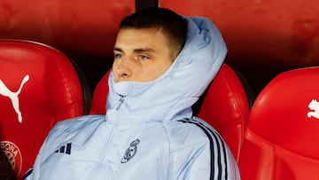 Lunin, en el banquillo del Girona, antes del partido contra el Real Madrid en Liga.