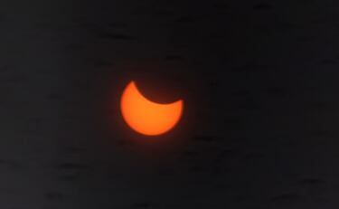 El eclipse solar se observa en el Observatorio de Keele el 29 de marzo de 2025 en Keele, Staffordshire.