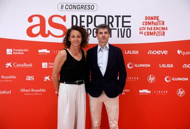 Laia Palau, jugadora de baloncesto, máxima internacional con España y Alfredo Bustillo Martínez, Director de Patrocinios de Caixabank.