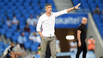 SAN SEBASTIAN, SPAIN - AUGUST 28: Imanol Alguacil, Head Coach of Real Sociedad gives instructions to their side during the La Liga Santander match between Real Sociedad and Levante UD at Reale Arena on August 28, 2021 in San Sebastian, Spain. (Photo by Ju