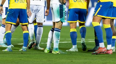 El mal estado de la hierba se tapó con pintura verde que se trasladó a las camisetas de los jugadores.