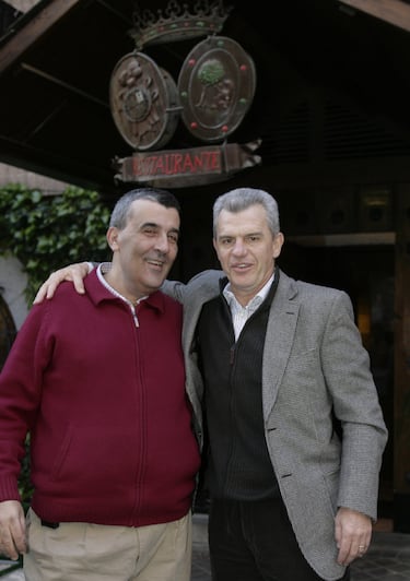Manolete con otro de los entrenadores que ha tenido el Atlético de Madrid, Javier Aguirre.