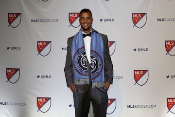 Este ariete estadounidense jugaba en el New York City de la MLS en 2015 donde compartió delantera con David Villa. Tras varios años discretos en Estados Unidos, Shelton tuvo un periplo europeo en Alemania. El delantero fichó por el Paderborn de Bundesliga 2 e incluso llevó a jugar con su filial en la Oberliga, quinta división del fútbol alemán. Shelton lleva 5 temporadas asentado en el Sporting Kansas City de la MLS donde ha jugado 16 partidos y ha anotado 0 goles esta temporada