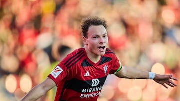 No había marcado aún Lachuer y ante el Villarreal se desquitó con un buen tanto de volea. El centrocampista recogió, dentro del área, un envío de Jonathan Gómez con la cabeza. Su disparo con la zurda fue inapelable.
