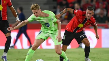 PALMA DE MALLORCA (BALEARES), 16/08/2025.- El centrocampista del FC Barcelona Frenkie de Jong (i) lucha con Daniel José Rodríguez, del Mallorca, durante el partido de la primera jornada de LaLiga que RCD Mallorca y FC Barcelona disputan hoy sábado en el estadio de Son Moix. EFE/MIQUEL A. BORRÀS