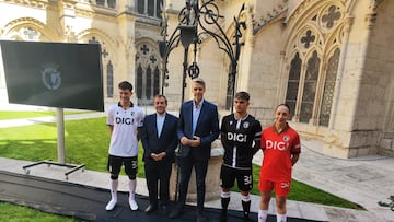 Las nuevas indumentarias del Burgos para la temporada 25-26 fueron presentadas en el claustro de la Catedral.