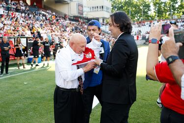 Homenaje y saque de honor de Rafa Garrido, socio número 1 del Rayo.