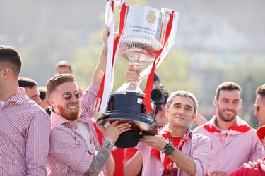 Iker Muniain y Ernesto Valverde levantan la Copa durante la celebración en la Gabarra.