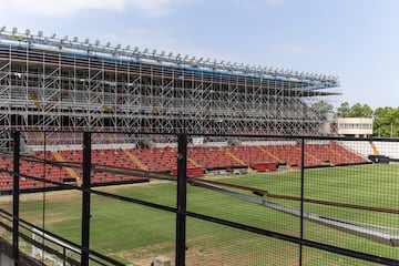 El temporada 25/26 el conjunto madrileño jugará en la Conference League. Por ello, una delegación de la UEFA ha inspeccionado el estadio de Vallecas. Los han revisado la grada, carpeta en mano, acompañados por diferentes empleados del club rayista. Según la norma, el campo debe pertenecer a la categoría 4 y el mayor inconveniente para conseguirlo son las las dimensiones del terreno de juego.