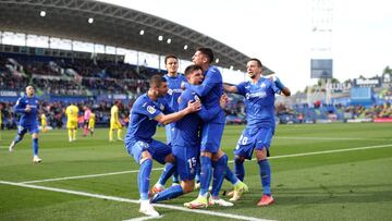 Los jugadores del Getafe celebran el segundo gol conseguido ante el Cádiz con un Coliseum exultante.