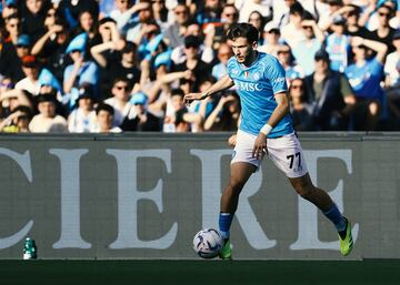 El futuro de Khvicha Kvaratskhelia en el conjunto italiano se discute estos días. La Gazzetta dello Sport señala que el jugador quiere pegar un salto en la escala salarial hasta llegar a los 5 millones por temporada, pero Aurelio De Laurentiis ofrece 4 millones. Según Le Parisien, el jugador nacido en Tiflis, capital de Georgia, es la prioridad del PSG para sustituir a Kylian Mbappé.
