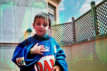 Un pequeñísimo Ramon Terrats luce contento con una camiseta de portero del Espanyol.