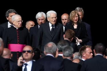 El presidente italiano, Sergio Mattarella, y su hija, la primera dama de Italia, Laura Mattarella, llegan antes de la misa funeral del Papa Francisco en la Plaza de San Pedro en el Vaticano.