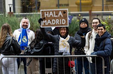 Un grupo de aficionados esperan la llegada al hotel de concentración del autobús del Real Madrid.