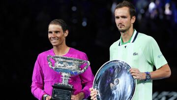 El tenista español Rafa Nadal y el tenista ruso Daniil Medvedev posan con los trofeos de campeón y subcampeón respectivamente tras la final del Open de Australia 2022.