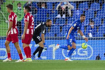 1-0. Stefan Mitrovic marca el primer gol.