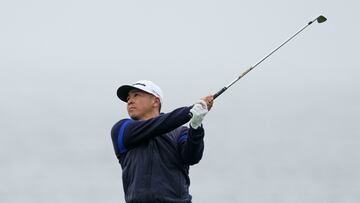 Kurt Kitayama golpea su golpe de calle en el hoyo 8 durante la segunda ronda del torneo de golf AT&T Pebble Beach Pro-Am en Pebble Beach Golf Links.