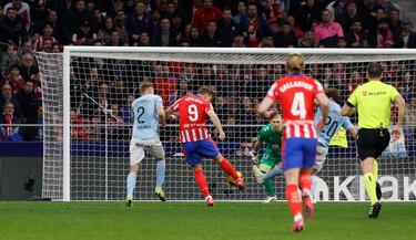 El jugador del Atlético de Madrid, Sorloth, marca el 1-1 al Celta de Vigo. 
