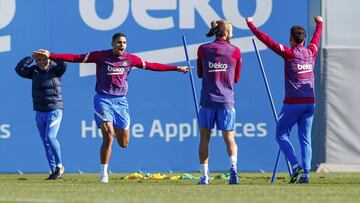 Araújo celebra la victoria en un ejercicio de petos en el entrenamiento con Sergi de fondo.