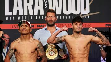 Mauricio 'Bronco' Lara y Leigh Wood después del pesaje por el AMB del peso pluma en Manchester.