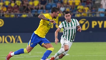 CÁDIZ, 09/08/2025.- El jugador del Córdoba CF Sergi Guardiola (d) lucha por el balón con el jugador del Cádiz CF Kovacevic, durante el partido del LXXI Trofeo Carranza que enfrenta al Cádiz CF y el Córdoba CF hoy sábado en el estadio Nuevo Mirandilla, en Cádiz. EFE/Román Ríos.