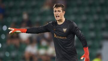 Las vacaciones forzosas de Unai Simón han abierto un hueco en la portería al joven guardameta donostiarra. Durante la pretemporada, ya fue titular y dejó destellos de calidad con los leones. Se trata de un portero ágil, con reflejos, y con buen manejo de pelota con el pie, seguro en la toma de decisiones. Se ha ganado la titularidad para el debut liguero, pero tiene difícil competir con el nivel que ha mostrado Unai Simón.