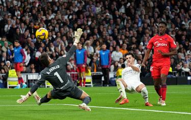 El futbolista del Real Madrid, Brahim Díaz, marca el 4-1 al Sevilla. 