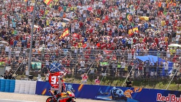 Márquez saludando a la grada de Jerez en 2019.