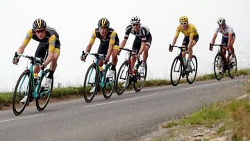 Steven Kruijswijk, Primoz Roglic, Tom Dumoulin, Geraint Thomas y Gorka Izagirre ruedan durante la decimonovena etapa del Tour de Francia 2018.