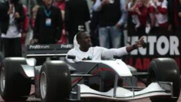 Usain Bolt llega en un Fórmula 1 al Bisletts Stadium de Oslo, antes de vencer en los 200 metros.