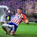 Giménez derriba a Vinícius ¿dentro o fuera del área?