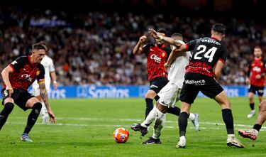 1-1. Kylian Mbappé se interna en el área del Mallorca, y entre varios jugadores, saca un disparo con la derecha, raso al palo corto de Leo Román.